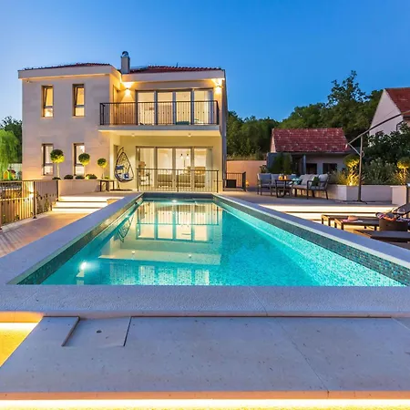 In Mit Privatem Pool Holiday home