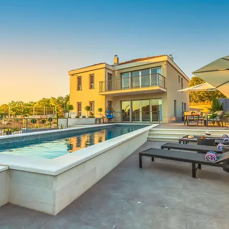 Holiday home In Mit Privatem Pool Dugopolje