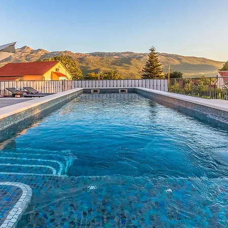 In Mit Privatem Pool Holiday home *