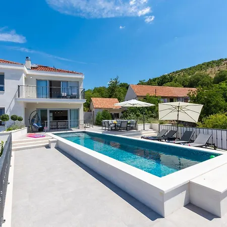 In Mit Privatem Pool Holiday home Dugopolje